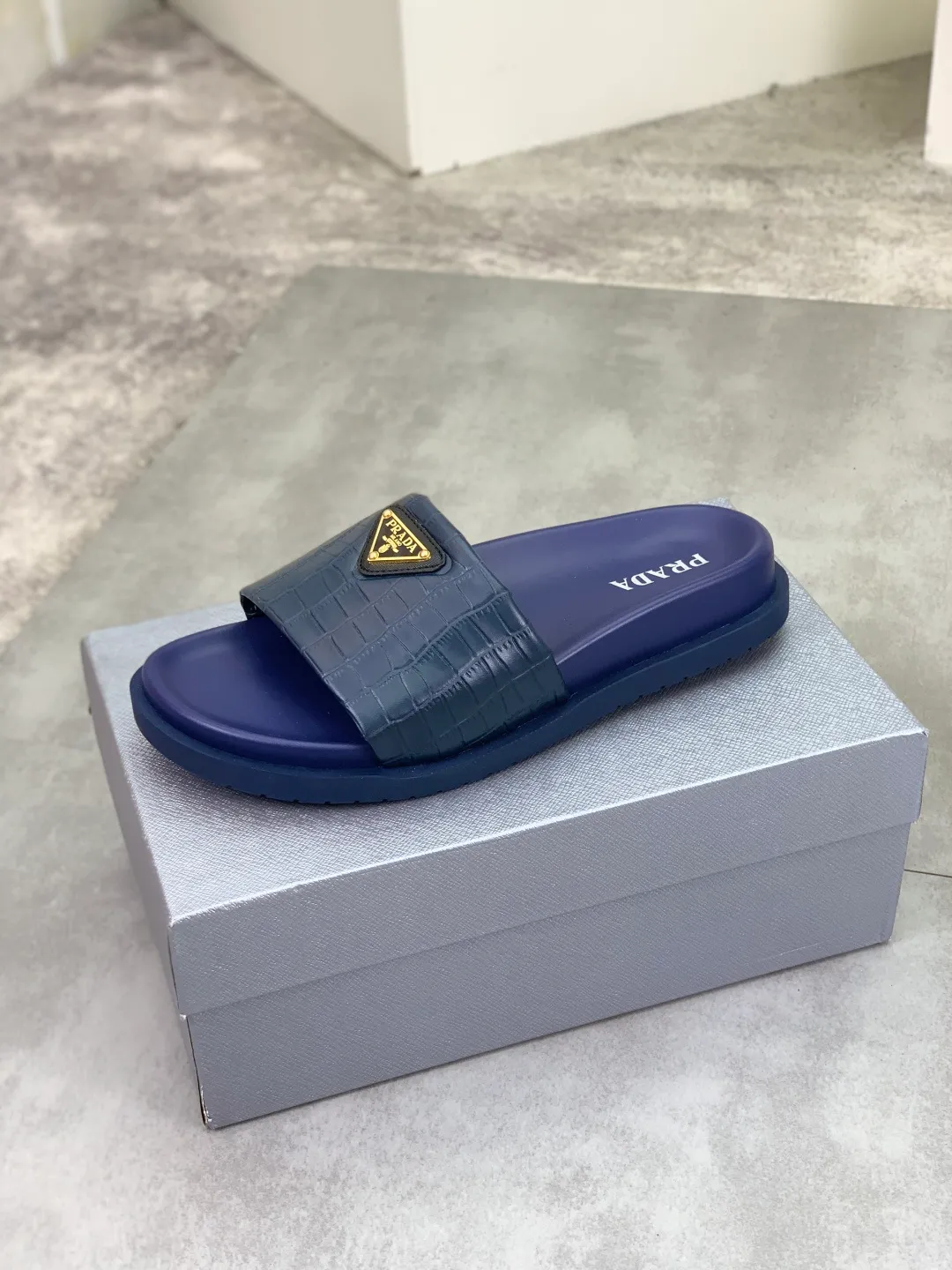 Men's shoes 💰P320💰【New style】🎁🎁🎁 PRADA Prada's new casual slippers, original official website, perfect workmanship, conveying a kind of noble luxury, sublimating its definition of luxury in Prada's high-end extraordinary craftsmanship. Original combination outsole, code number: 38-44 (45 customized) Multiple colors 🉑️ to choose from